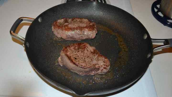 Як приготувати м 'ясо в порційних сковорідках